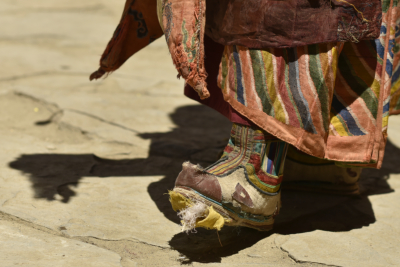 Un pas en avant dans la dance rituelle dans un monastère au Ladakh
