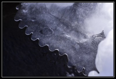 La glace comme une roue dentée