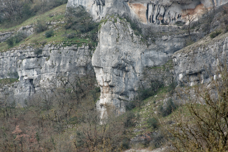 Un visage mystérieux dans la roche
